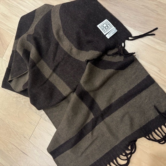 Toteme wool anagram scarf. nwot - Picture 3 of 4